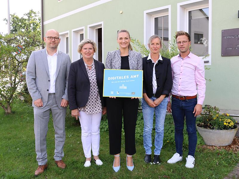 B&uuml;rgermeister Michael Bayer (Hetzles), Gemeinschaftsvorsitzende und B&uuml;rgermeisterin Gertrud Werner (Kleinsendelbach), Digitalministerin Judith Gerlach, Sabine Seitz aus dem B&uuml;rgerb&uuml;ro und Gesch&auml;ftsleiter Nicky Weber (v. l.) bei der &Uuml;bergabe der Au...Forchheim & Fr&auml;nkische Schweiz
