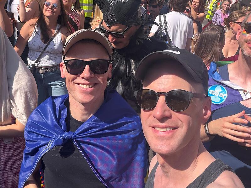 Alexander Steinbeis (rechts) und sein Mann Tobias Kaiser feierten ausgelassen und fr&ouml;hlich auf dem Berliner CSD. Beim Attentat selbst waren sie schon zuhause. Ein Freund der beiden konnte sich im Tiergarten nur mit einem beherzten Sprung vor dem Auto retten.