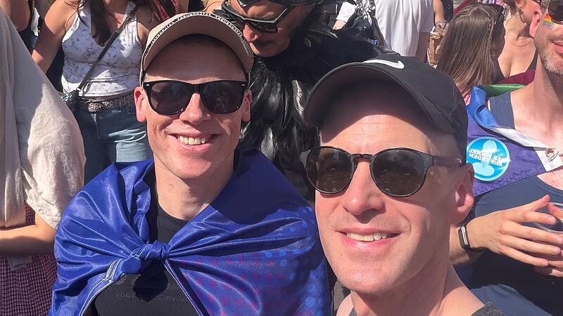 Alexander Steinbeis (rechts) und sein Mann Tobias Kaiser feierten ausgelassen und fr&ouml;hlich auf dem Berliner CSD. Beim Attentat selbst waren sie schon zuhause. Ein Freund der beiden konnte sich im Tiergarten nur mit einem beherzten Sprung vor dem Auto retten.