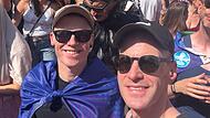 Alexander Steinbeis (rechts) und sein Mann Tobias Kaiser feierten ausgelassen und fr&ouml;hlich auf dem Berliner CSD. Beim Attentat selbst waren sie schon zuhause. Ein Freund der beiden konnte sich im Tiergarten nur mit einem beherzten Sprung vor dem Auto retten.
