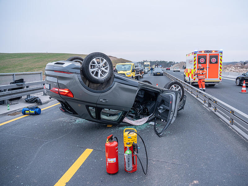 Unfall im Baustellenbereich: Auto &uuml;berschl&auml;gt sich