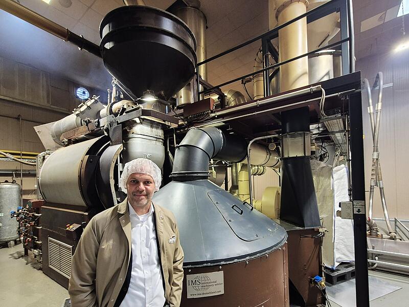 Herzstück der Kaffeerösterei: Ulli Minges vor dem großen Röstofen im Werk in Breitengüßbach. Herzstück der Kaffeerösterei: Ulli Minges vor dem großen Röstofen im Werk in Breitengüßbach.