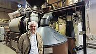 Herzst&uuml;ck der Kaffeer&ouml;sterei: Ulli Minges vor dem gro&szlig;en R&ouml;stofen im Werk in Breiteng&uuml;&szlig;bach.