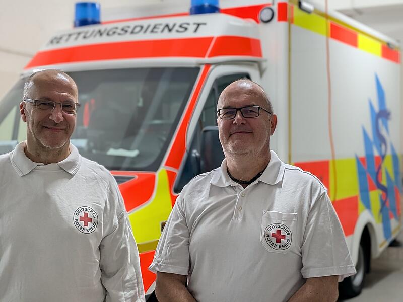 Sie retten Menschenleben! Seit vielen Jahren sind Rettungssanitäter Michael Vranković (links) und Notallsanitäter Michael Martin (rechts) mit dem Rettungswagen im Landkreis Kulmbach im Einsatz. Sie retten Menschenleben! Seit vielen Jahren sind Rettungssanitäter Michael Vranković (links) und Notallsanitäter Michael Martin (rechts) mit dem Rettungswagen im Landkreis Kulmbach im Einsatz.