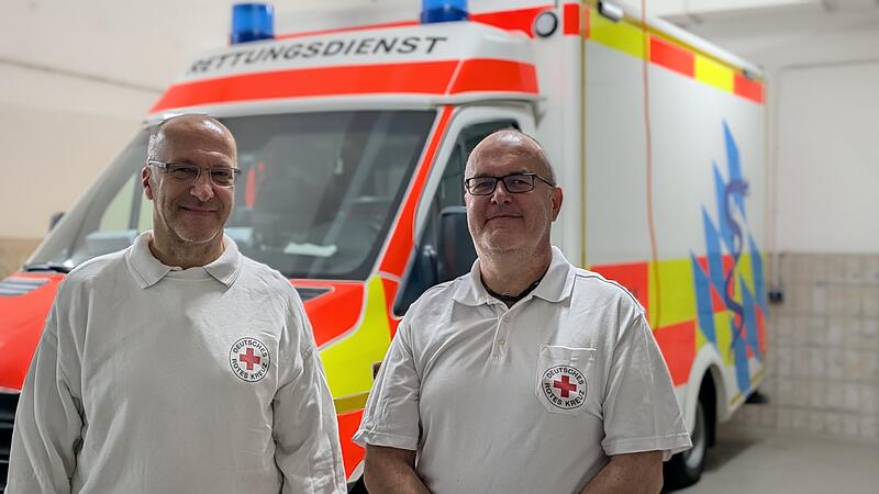 Sie retten Menschenleben! Seit vielen Jahren sind Rettungssanitäter Michael Vranković (links) und Notallsanitäter Michael Martin (rechts) mit dem Rettungswagen im Landkreis Kulmbach im Einsatz. Sie retten Menschenleben! Seit vielen Jahren sind Rettungssanitäter Michael Vranković (links) und Notallsanitäter Michael Martin (rechts) mit dem Rettungswagen im Landkreis Kulmbach im Einsatz.