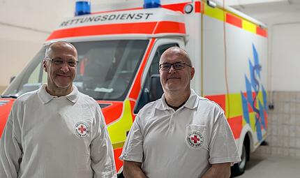 Sie retten Menschenleben! Seit vielen Jahren sind Rettungssanitäter Michael Vranković (links) und Notallsanitäter Michael Martin (rechts) mit dem Rettungswagen im Landkreis Kulmbach im Einsatz. Sie retten Menschenleben! Seit vielen Jahren sind Rettungssanitäter Michael Vranković (links) und Notallsanitäter Michael Martin (rechts) mit dem Rettungswagen im Landkreis Kulmbach im Einsatz.