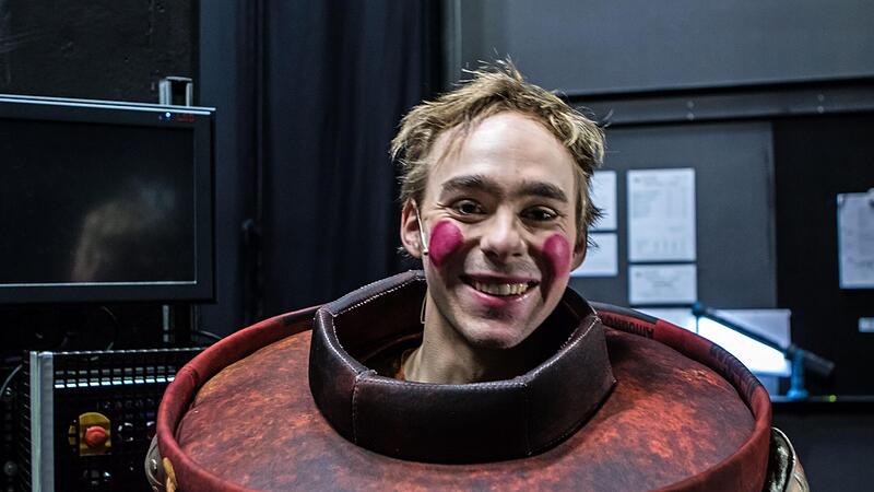 Geschafft: Hans Ehlers als Blechmann am Ende einer Vorstellung des M&auml;rchens &bdquo;Der Zauberer von Oz&ldquo; im Globe Coburg.