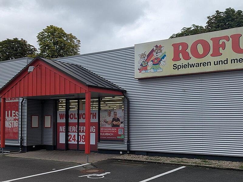Die ehemalige Filiale von Rofu-Spielwaren in der Albert-Ruckdeschel-Straße wird das neue Domizil von Woolworth. Auf Plakaten im Eingangsbereich wird die Wiedereröffnung für den 24. September angekündigt. Auch um neue Mitarbeiter wirbt das Unterneh... Die ehemalige Filiale von Rofu-Spielwaren in der Albert-Ruckdeschel-Straße wird das neue Domizil von Woolworth. Auf Plakaten im Eingangsbereich wird die Wiedereröffnung für den 24. September angekündigt. Auch um neue Mitarbeiter wirbt das Unterneh...