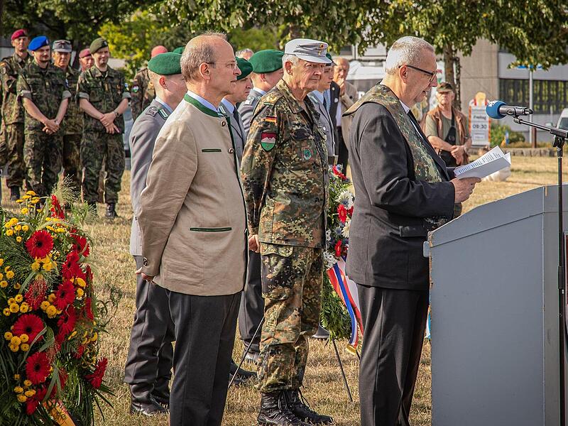 Die Redner anlässlich der Kranzniederlegung waren Generalmajor a.D. Dr. des. Josef Blotz als Präsident Bund Deutscher Infanterie, Brigadegeneral Michael Matz und der evangelische Militärpfarrer Rüdiger Bernhard.