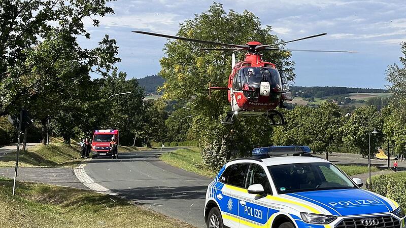 Im Rettungshubschrauber wurde der Motorradfahrer in eine Schwerpunktklinik geflogen.