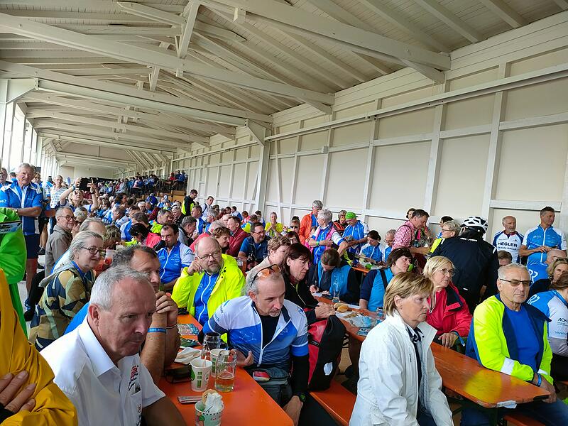 Pause der Radler und Radlerinnen am Turniergeb&auml;ude