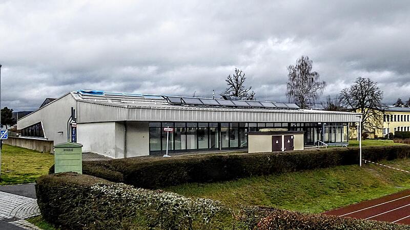 Das Dach der Zweifachsporthalle auf dem Gelände des Arnold-Gymnasiums ist teilweise undicht und wird deshalb mit blauen Planen provisorisch abgedeckt. Die Halle ist derzeit nur eingeschränkt nutzbar.