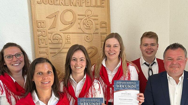 Unser Bild zeigt (von links) Ramona Christ (1. Vorsitzende), Sandra Muth, Laura Hahn, Christina Bolz, Manuel B&ouml;hm (2. Vorsitzender) sowie Dominik Sitter (NBMB)