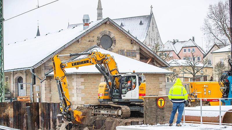 Die Arbeiten für die Unterführung am Gleis 1 am Haßfurter Bahnhof halten an. Die Arbeiten für die Unterführung am Gleis 1 am Haßfurter Bahnhof halten an.