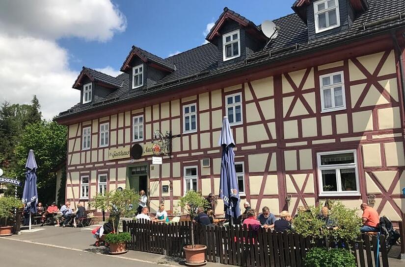 &bdquo;Ein bisschen wie mit Laptop und Lederhose&ldquo;: Nachdem Joachim und Doris Schelbert das Gasthaus &bdquo;Zum Auerhahn&ldquo; in Rottenbach (Gemeinde Lautertal, Landkreis Coburg) 2003 &uuml;bernommen hatten, gab es au&szlig;er der traditionellen K&uuml;che auch immer wieder moder...