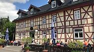 „Ein bisschen wie mit Laptop und Lederhose“: Nachdem Joachim und Doris Schelbert das Gasthaus „Zum Auerhahn“ in Rottenbach (Gemeinde Lautertal, Landkreis Coburg) 2003 übernommen hatten, gab es außer der traditionellen Küche auch immer wieder moder... „Ein bisschen wie mit Laptop und Lederhose“: Nachdem Joachim und Doris Schelbert das Gasthaus „Zum Auerhahn“ in Rottenbach (Gemeinde Lautertal, Landkreis Coburg) 2003 übernommen hatten, gab es außer der traditionellen Küche auch immer wieder moder...