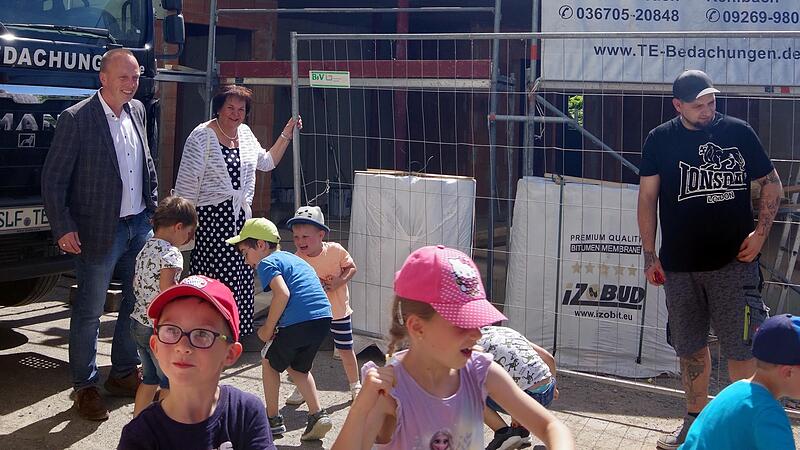 Richtfest beim Kindergarten St. Franziskus in Steinbach. Im Sommer wird die Fertigstellung von gleich drei Kindergärten groß gefeiert.