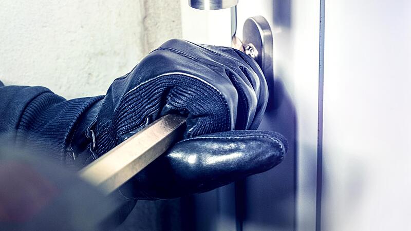 Die Polizei sucht Zeugen, die den Einbruch beobachtet haben.