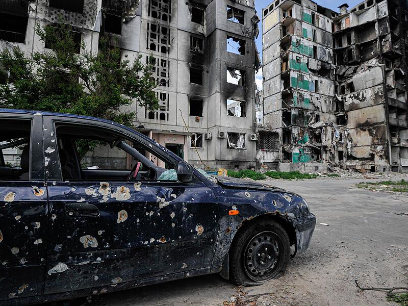 Der Krieg in der Ukraine erschüttert auch uns: Blick auf das Wohngebiet in der Stadt Borodjanka, nordwestlich der Hauptstadt Kiew.
