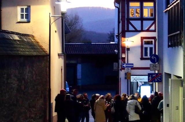 Zur Spazierrunde durch Hammelburg gab es Wein und Krimi-Auszüge.