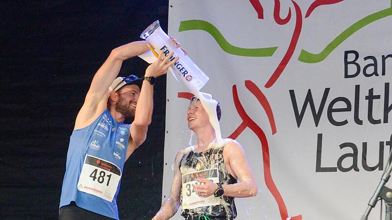 Halbmarathon-Sieger Gabriel Lautenschlager erh&auml;lt vom zweitplatzierten Christopher Dels eine Bierdusche.