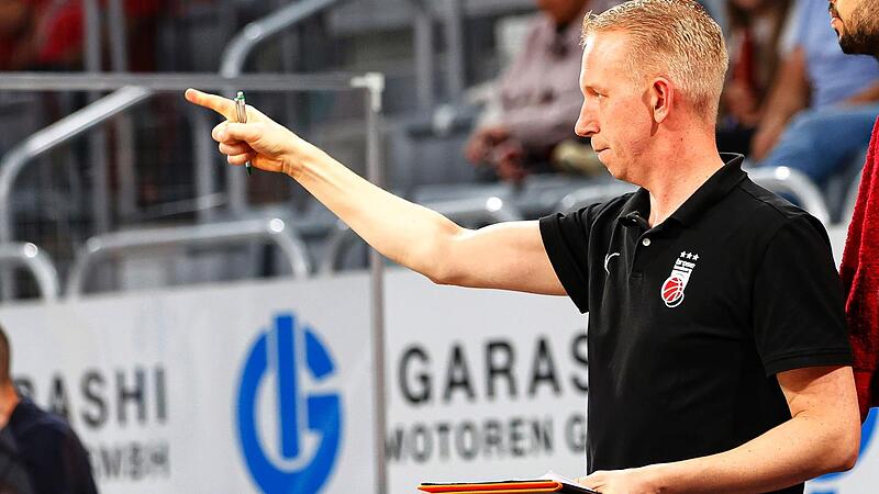 Der Assistenztrainer bei Brose Bamberg, Hylke van der Zweep, studiert die Gegner und kennt meist alle deren Spielzüge und Systeme. „Nur in der Vorbereitung oder nach einem Trainerwechsel, werden wir vom Gegner überrascht“, sagt der 40-Jährige. Der Assistenztrainer bei Brose Bamberg, Hylke van der Zweep, studiert die Gegner und kennt meist alle deren Spielzüge und Systeme. „Nur in der Vorbereitung oder nach einem Trainerwechsel, werden wir vom Gegner überrascht“, sagt der 40-Jährige.