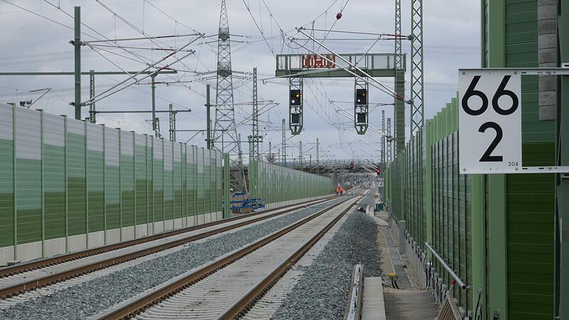 Die Lärmschutzwände in Hallstadt stehen.
