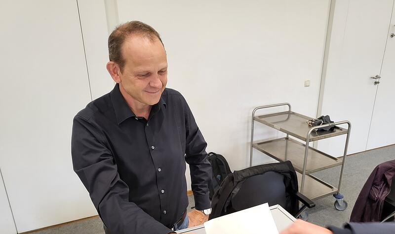 Landtagswahl 2023 Von "normalem" Interesse an der Landtagswahl spricht dieser Wahlhelfer, während ein Mann seine Stimme abgibt.