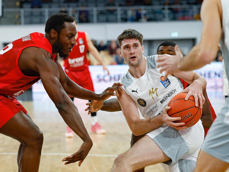Löwen-Neuzugang Dustin Sleva (mit Ball)  drehte im letzten Viertel auf, in dem er acht seiner 14 Punkte erzielte; links Brose-Center Solomon Young