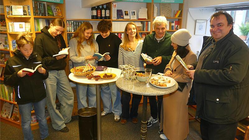Vorbeischauen, st&ouml;bern und schm&ouml;kern, ganz im Sinne der neuen Inhaber des kleinen Buchladens am Markt, Ulrich Steinmeyer (Dritter von rechts) und Ehefrau Marion (Vierte von rechts).
