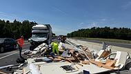 Trümmerfeld auf der Autobahn: Kleintransporter kracht in Wohnwagen und zerstört diesen komplett