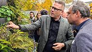 Gefässerie-Inhaber Achim Eilingsfeld (links) erläutert Bayerns Umweltminister Thorsten Glauber die modulare Bauweise der Fassadenbegrünung
