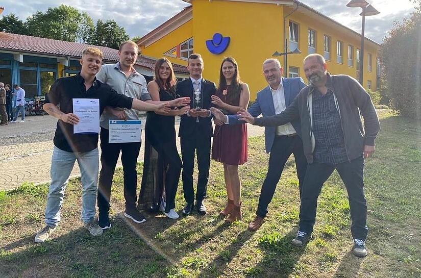 Die Azubis Lukas Paal, Gregor Wenemoser, Anna Schmidt, Dominik Metzner und Sofie Peters nahmen den Preis in Mannheim mit Norbert Röder und Harald Esslinger (von links) entgegen.