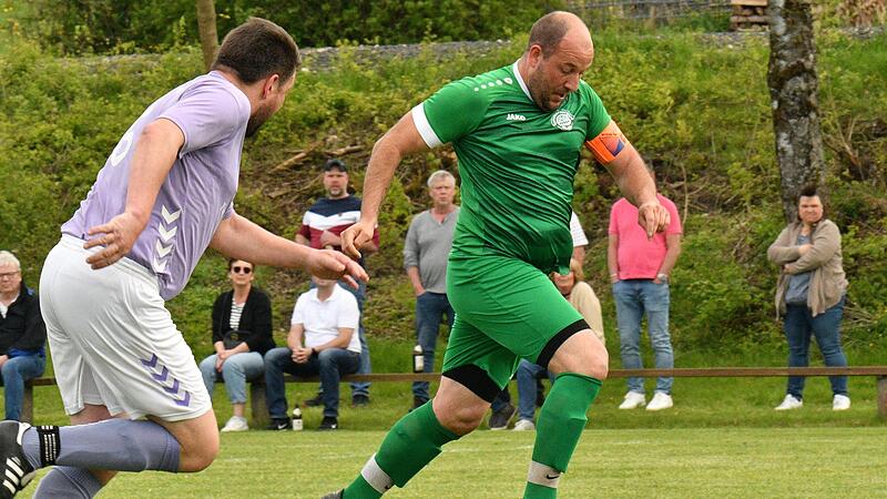Der Islinger Andreas Zollnhofer (rechts) h&auml;lt seinen Gegner Julian Faber vom VfR Schneckenlohe auf Distanz und st&uuml;rmt Richtung Tor  &ndash; mit Erfolg. Beim 6:1-Sieg erzielte Zollnhofer im zweiten Durchgang einen Hattrick.