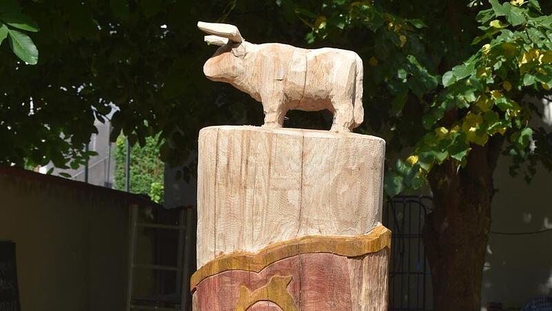 Das Wappen von Aura mit Auerochsen schnitzte Johanna Helle.