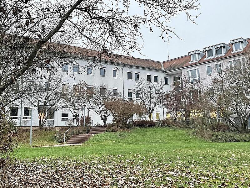 Blick auf das Haus der Haßbergkliniken, das im zweiten Obergeschoss nun zu einer „Kurzzeitpflegeeinrichtung“ umgebaut wird und für die der BRK-Kreisverband Haßberge als Betreiber gewonnen werden konnte. Blick auf das Haus der Haßbergkliniken, das im zweiten Obergeschoss nun zu einer „Kurzzeitpflegeeinrichtung“ umgebaut wird und für die der BRK-Kreisverband Haßberge als Betreiber gewonnen werden konnte.