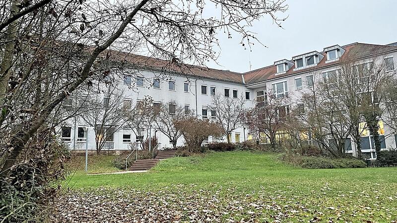 Blick auf das Haus der Ha&szlig;bergkliniken, das im zweiten Obergeschoss nun zu einer &bdquo;Kurzzeitpflegeeinrichtung&ldquo; umgebaut wird und f&uuml;r die der BRK-Kreisverband Ha&szlig;berge als Betreiber gewonnen werden konnte.