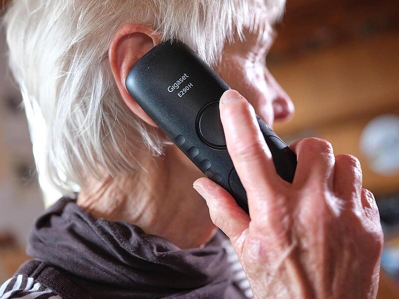 &Auml;lterer Mensch telefoniert