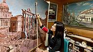 Judy Verdnik-Shen arbeitet in Niederndorf gerade an dem Bild „Rom“, rechts hängt das Bild „Art-Festival@Herzogenaurach“. Judy Verdnik-Shen arbeitet in Niederndorf gerade an dem Bild „Rom“, rechts hängt das Bild „Art-Festival@Herzogenaurach“.