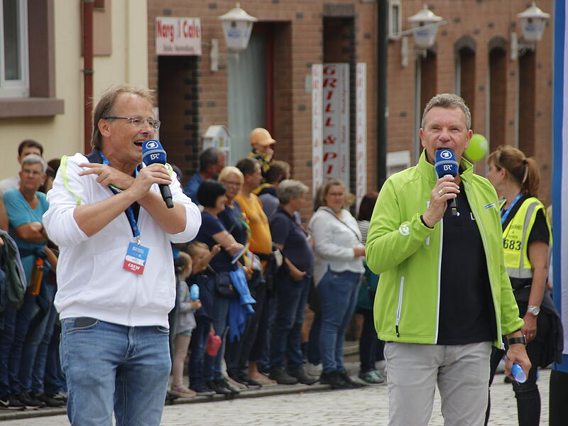 Zieleinfahrt der BR-Radltour 2025 in Hammelburg am MarktplatzZieleinfahrt der BR-Radltour 2025 in Hammelburg am Marktplatz