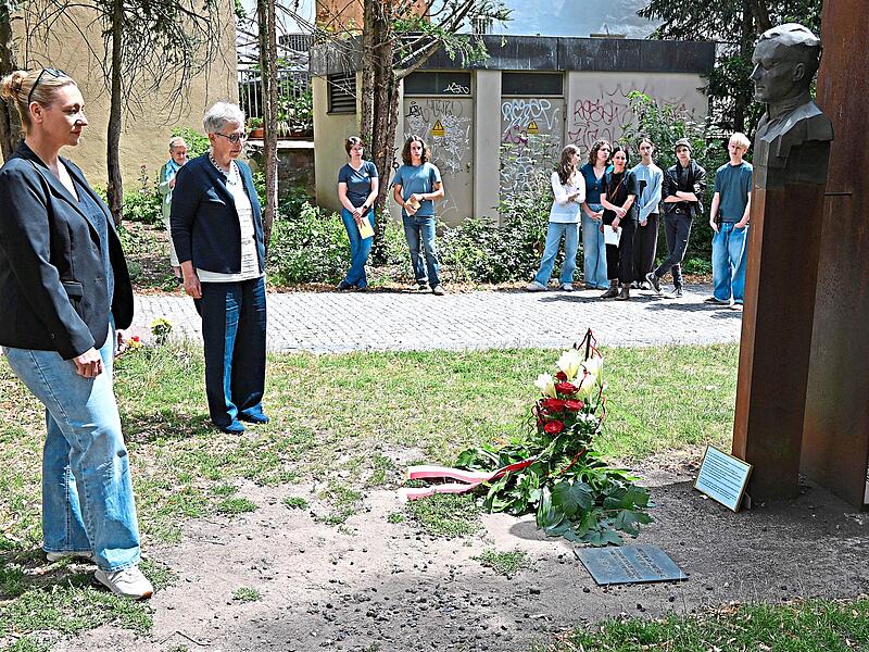 Dritte B&uuml;rgermeisterin Eva Jutzler (l.) und Mechthildis Bokschvon der Willy-Aron-Gesellschaft, bei der Gedenkfeier.  Stadt Bamberg, Gerhard Beck