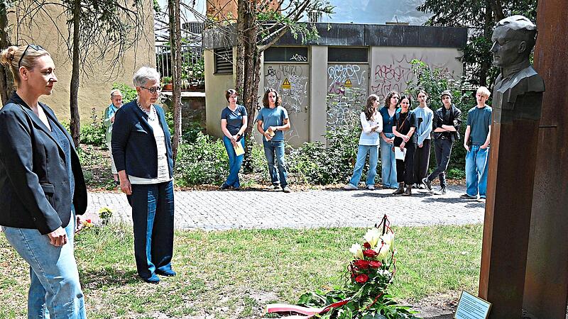 Dritte B&uuml;rgermeisterin Eva Jutzler (l.) und Mechthildis Bokschvon der Willy-Aron-Gesellschaft, bei der Gedenkfeier.  Stadt Bamberg, Gerhard Beck