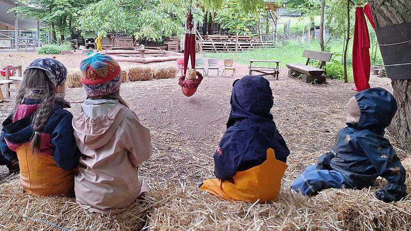 An dem zentralen Platz des Bauernhof-Kindergartens &bdquo;Lillar Farm Mudbyxor&ldquo; in Wildensorg k&ouml;nnen die Kinder unter der Weide schaukeln.