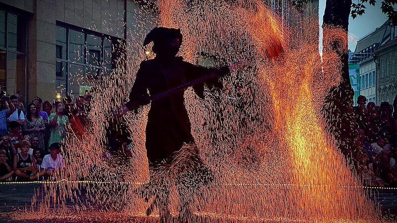 Atemberaubende Feuershows sorgten bei Bamberg zaubert 2025 f&uuml;r einen beeindruckenden Abschluss.