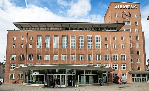 Der denkmalgeschützte „Himbeerpalast“ in Erlangen war ehemals das Siemens-Hauptverwaltungsgebäude. Der denkmalgeschützte „Himbeerpalast“ in Erlangen war ehemals das Siemens-Hauptverwaltungsgebäude.