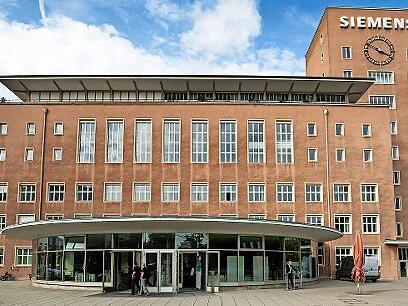 Der denkmalgesch&uuml;tzte &bdquo;Himbeerpalast&ldquo; in Erlangen war ehemals das Siemens-Hauptverwaltungsgeb&auml;ude.