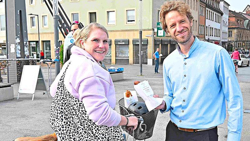 Oberb&uuml;rgermeister Sebastian Niedermaier verteilt mit auf der Kettenbr&uuml;cke H&ouml;rnchen.Stadt Bamberg