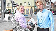 Oberbürgermeister Sebastian Niedermaier verteilt mit auf der Kettenbrücke Hörnchen.Stadt Bamberg Oberbürgermeister Sebastian Niedermaier verteilt mit auf der Kettenbrücke Hörnchen.Stadt Bamberg