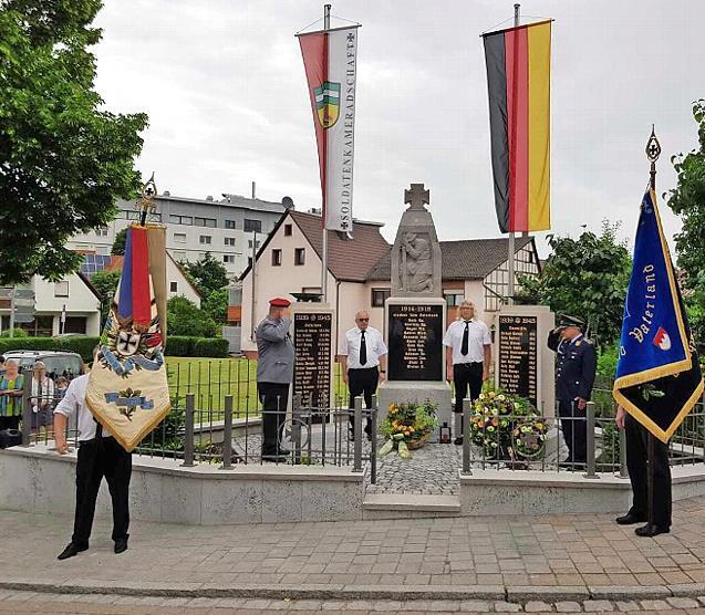 Am sanierten Ehrenmal gedachten (von links) Roland Pachtner, Werner Geyer, Thomas Roth und Bernd Finkenberger der Gefallenen und Vermissten der beiden Weltkriege.