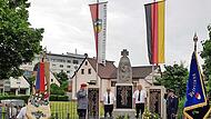Am sanierten Ehrenmal gedachten (von links) Roland Pachtner, Werner Geyer, Thomas Roth und Bernd Finkenberger der Gefallenen und Vermissten der beiden Weltkriege.